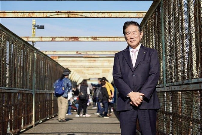 こ線人道橋渡り納めイベントにて撮影された三鷹市長の写真。撮影者はまちなかカメラマン紀川優太