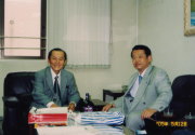 談笑する一色田在アルゼンチン三重県人会 相談役(左)と村田大阪三重県人会会長(右)