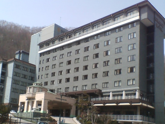 昭和13年の創業以来、「登別の迎賓館」と称されてきた、その気品溢れる空間で、寛ぎのひとときを。