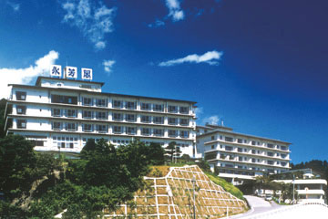 創業70年。富山県を代表する魚処氷見の料理旅館。左が本館　右が新館