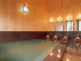 吹き抜けのある総檜湯屋造りの内風呂
