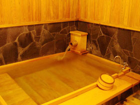 平成18年3月に改装したヒノキ風呂