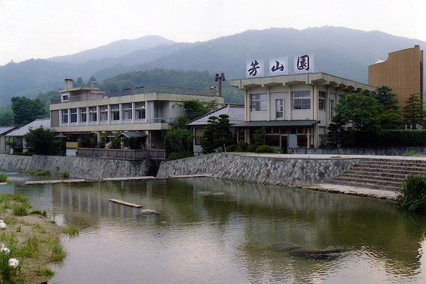 山あいの静かに流れる夜市川に沿って建つ