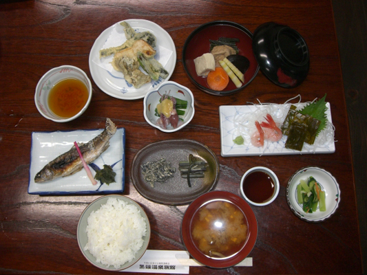 夕食の料理　山菜や岩魚、昆布〆のお刺身など素朴なお料理をお出ししています。